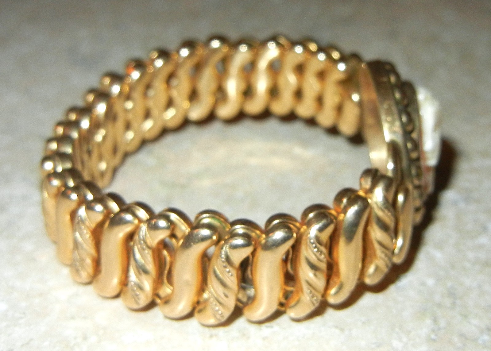 VINTAGE CARMEN THE DFB CO CAMEO SWEETHEART EXPANSION BRACELET HEART G.F. AS IS