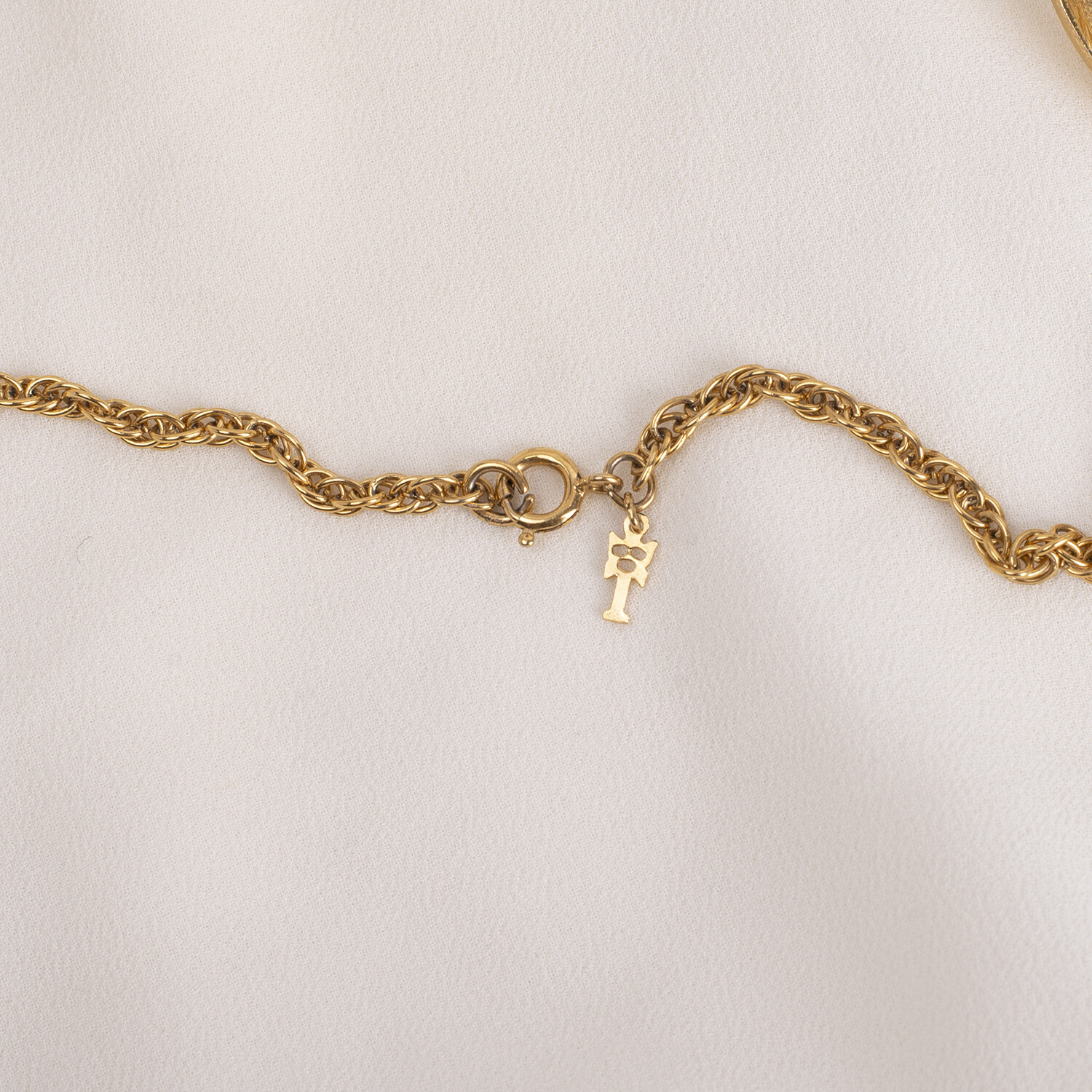 Vintage Crown Trifari 3 Layer White Enamel Doorknocker Pendant 22 1/2″ Necklace
