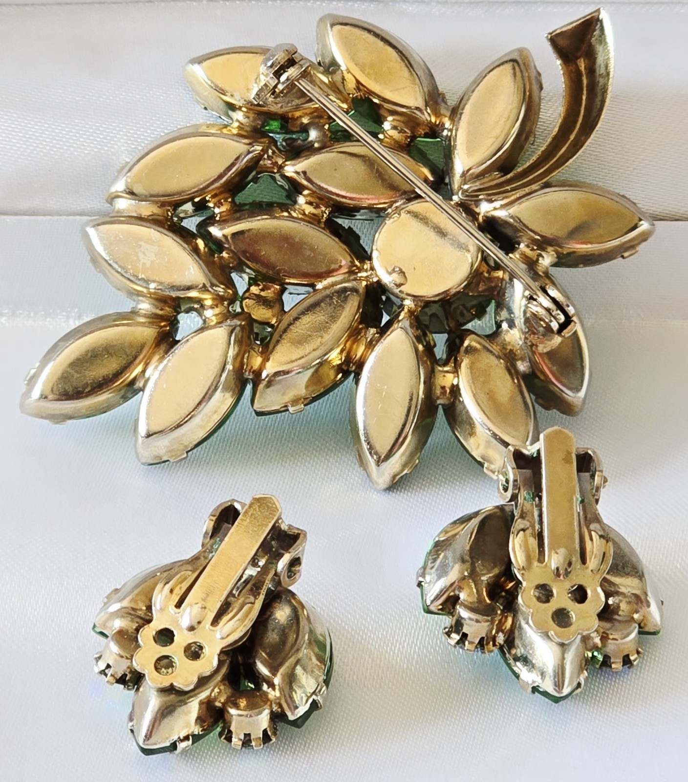 JULIANA STYLE EMERALD GREEN MARQUISE RHINESTONES/IRIDESCENT BROOCH & EARRINGS