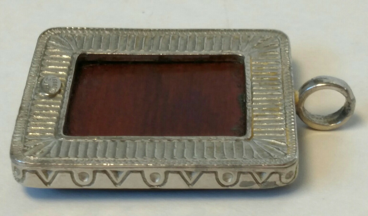KENNETH LANE Wood PENDANT 1+7/8 x 1+5/8″ in Silver Setting 1/4″ cord/chain loop