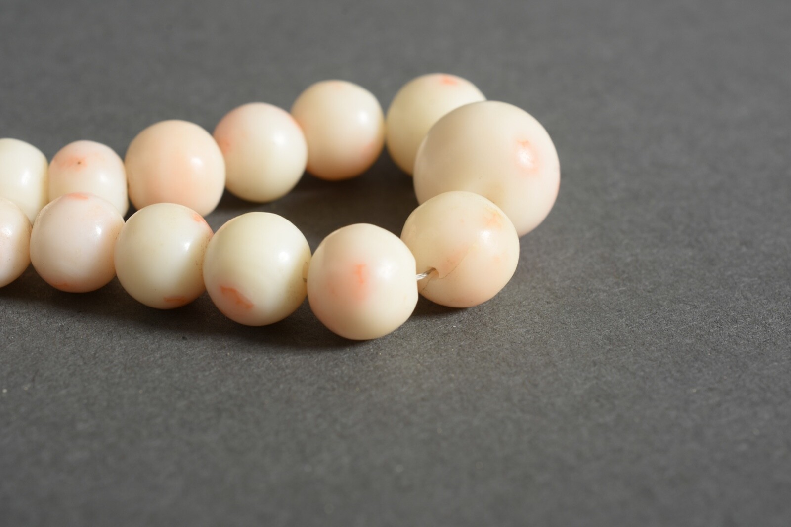 Vintage graduated Genuine Natural Angel skin Coral necklace !