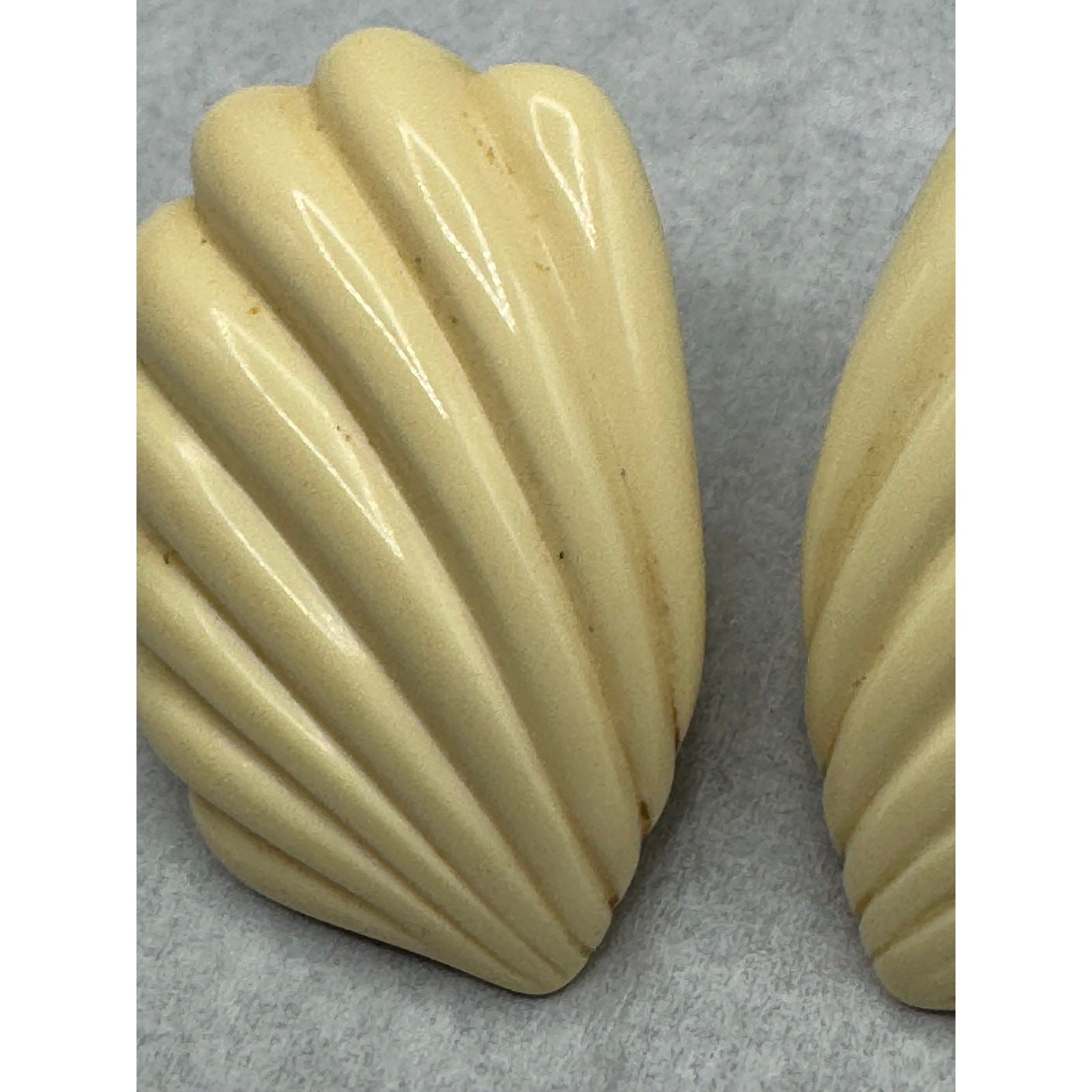 Vintage Napier Clam Shell Scallop Cream White Screw Back Earrings Large Acrylic