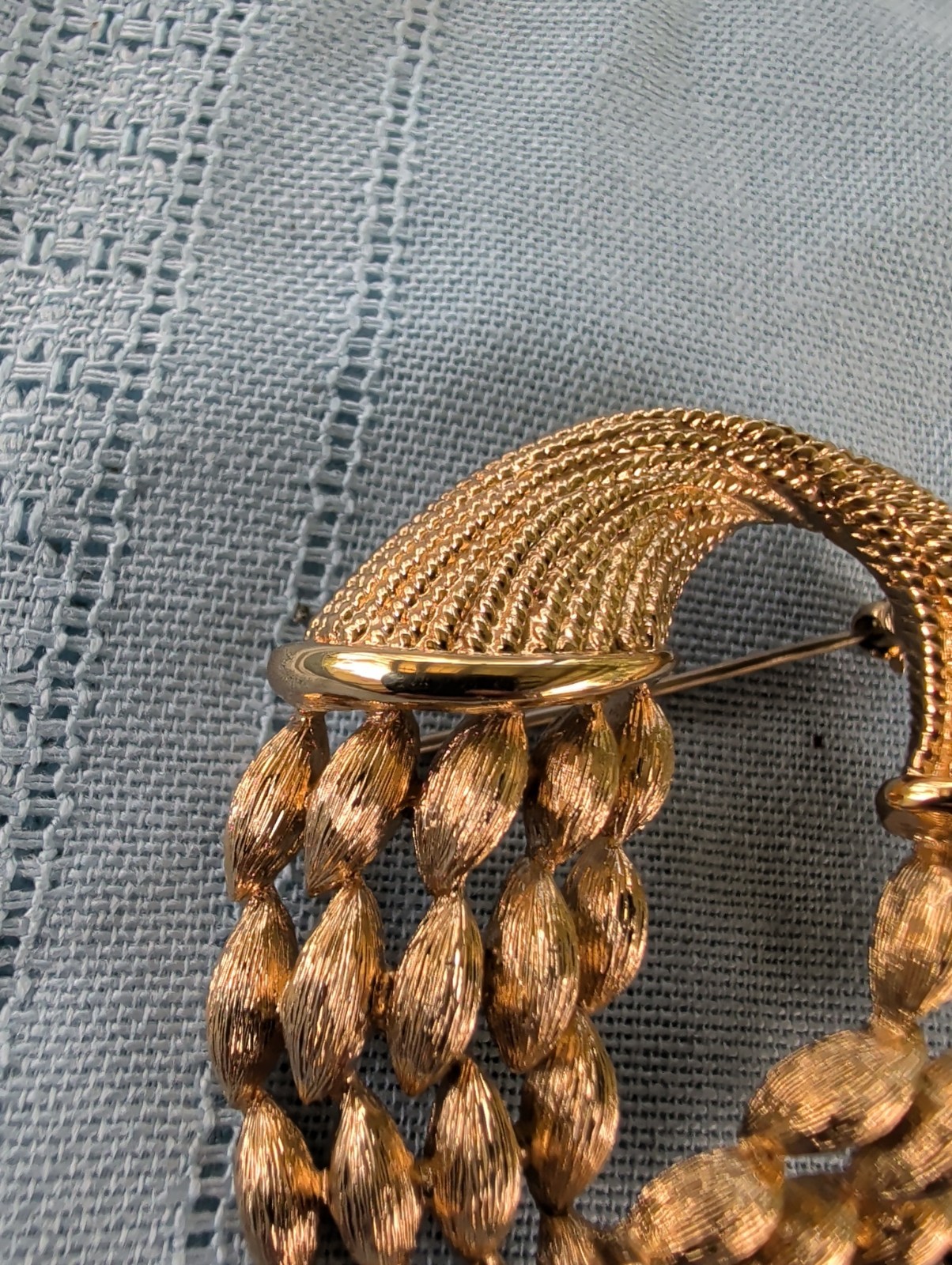 Monet Brooch Gold Tone Modernist Swirl Ribbon Pin Vintage Mid Century