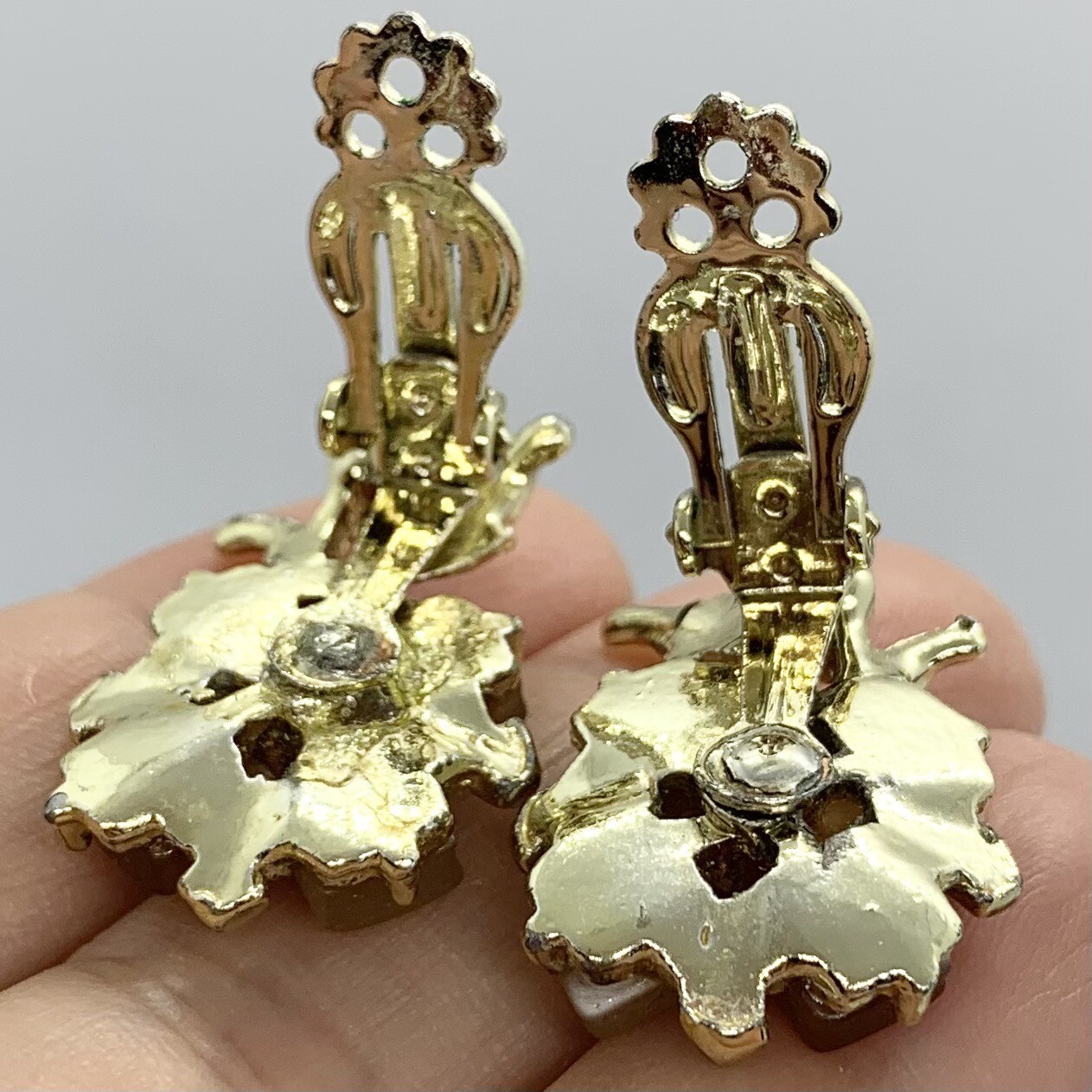 VTG 50s THERMOSET PLASTIC FLOWER PEACH BROWN GOLD EARRINGS CLIP-ON 1”