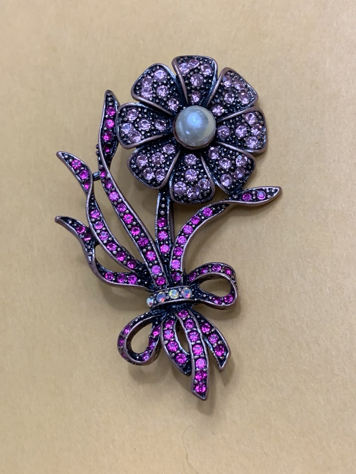 Vtg Flower Brooch Set In Dark Gunmetal With Shades Of Pink Rhinestones & Pearl
