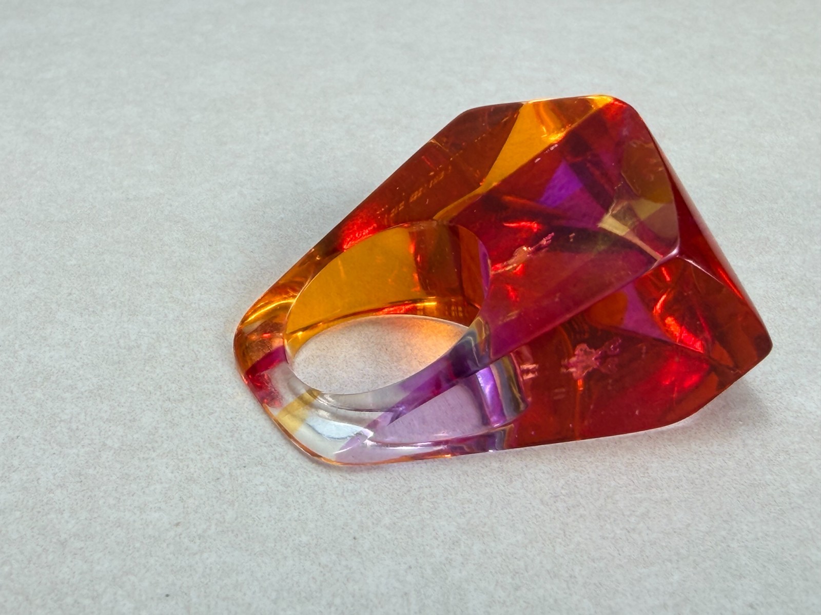 Lions International Abstract Raindown Ring Size 4.25 Vintage Lucite Modernist