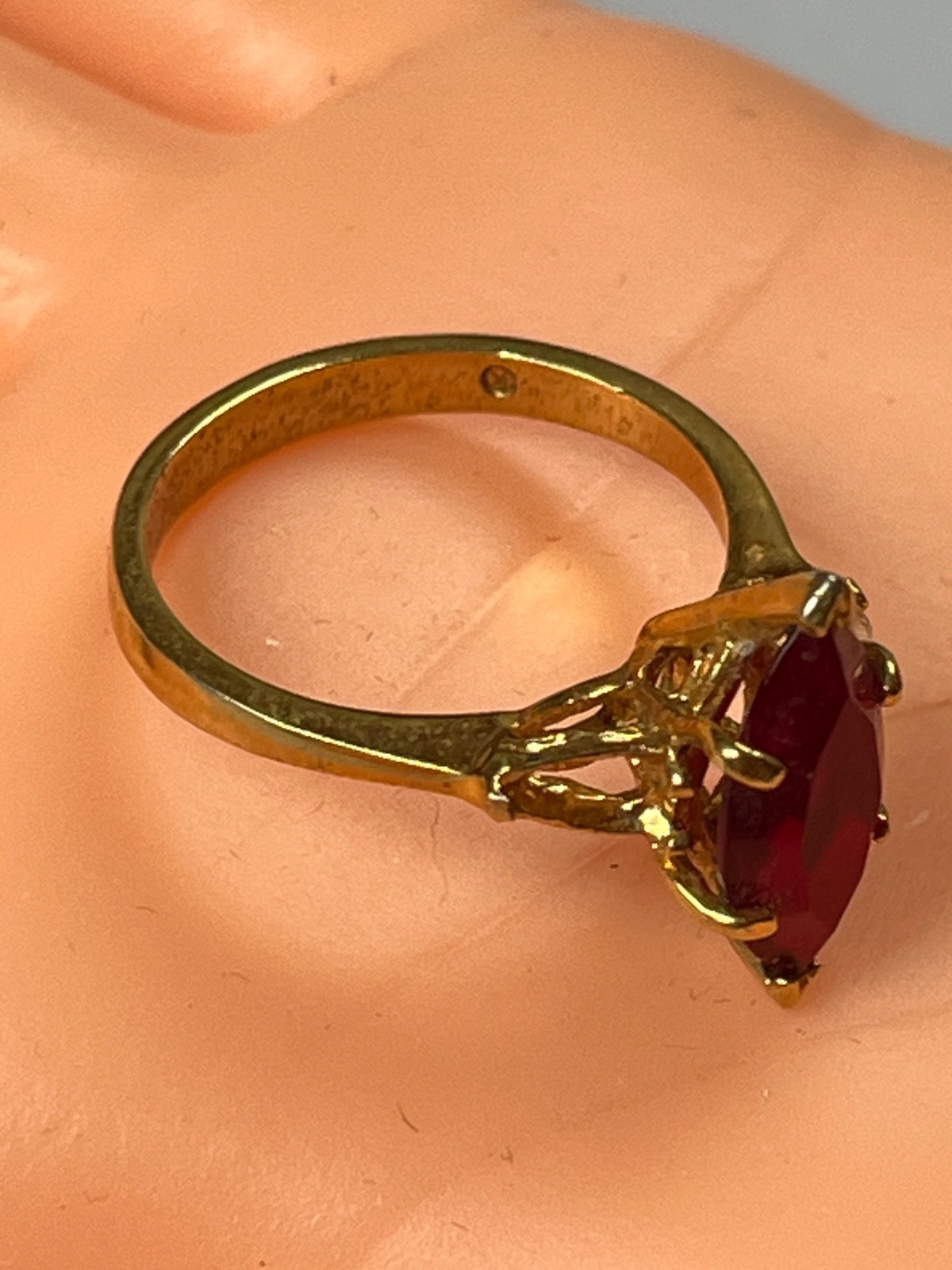 High Set Ruby Red Marquis Rhinestone w Side Accents Goldtone Band Ring Size 8.75