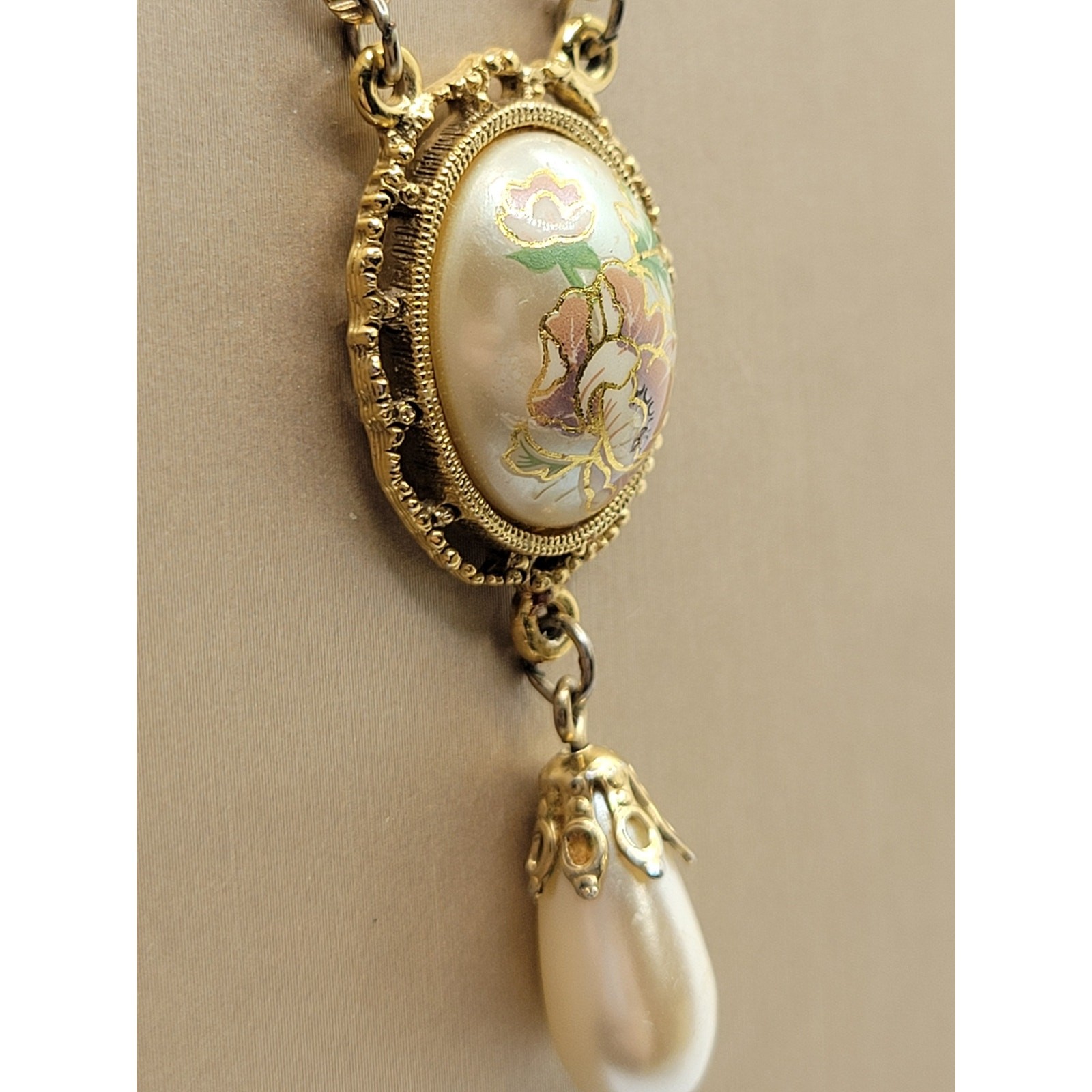 Rare Vintage 1928 Flower Cabochon Pendant Necklace Faux Pearl Barrel Clasp 18″