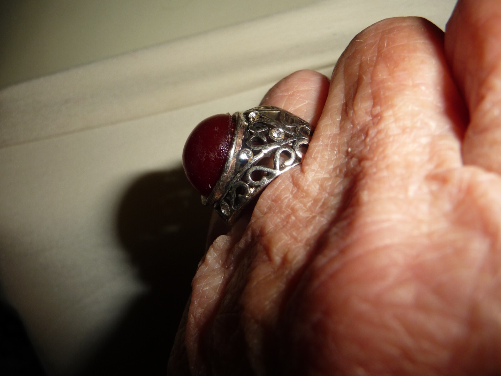 SILVER TONE FILIGREE BAND w RED CENTER STONE Sz 6 3/4 – 7 #19/11AB