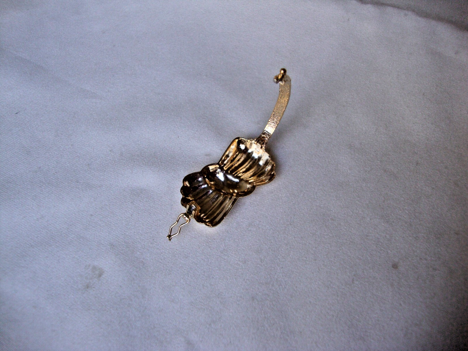 VTG 1970s RIBBON BOW GOLD TONE HINGED W/SAFETY CATCH DRESS/SCARF CLIP