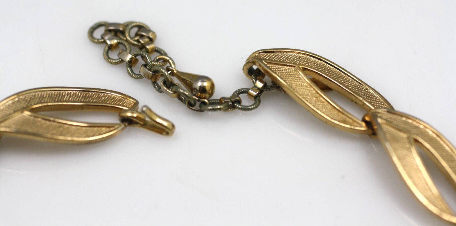 Vintage gold tone textured large oval links signed Monet necklace 15-17″