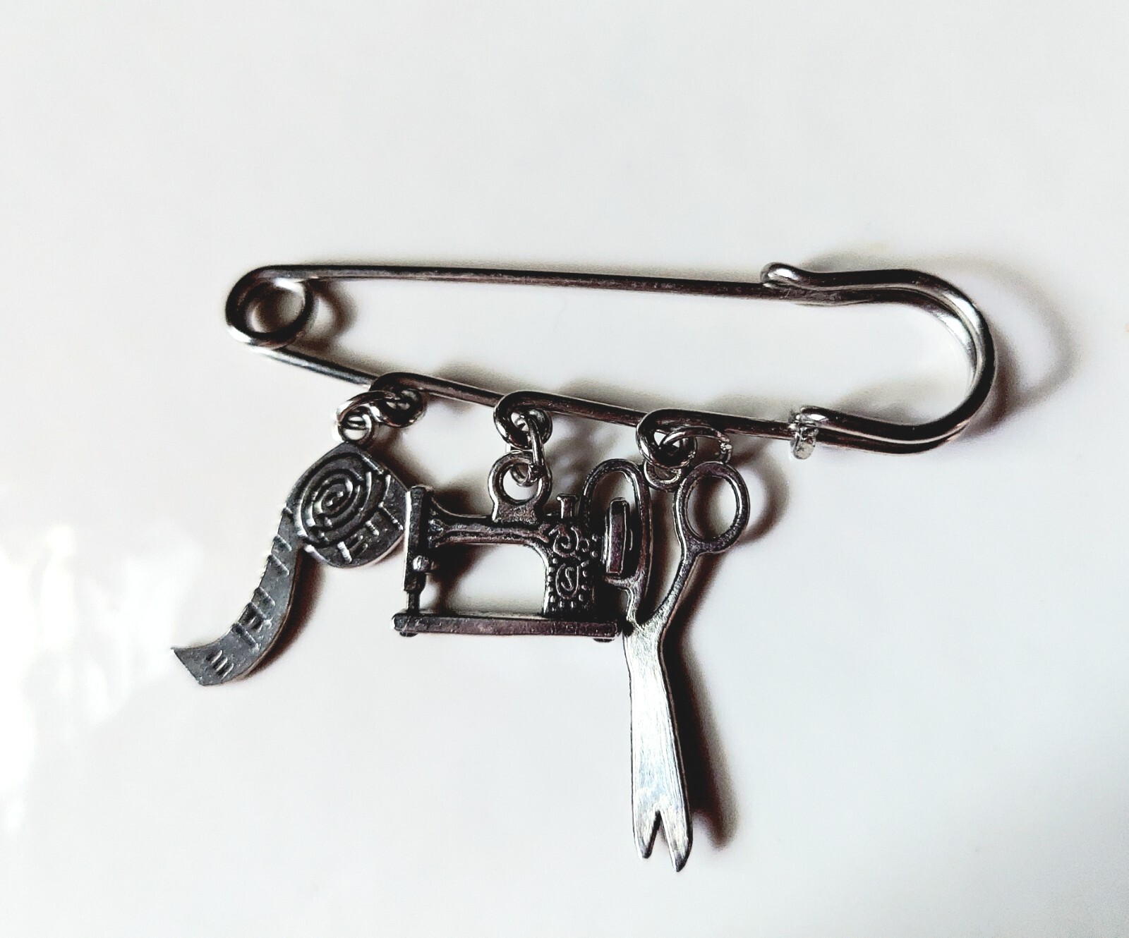 Vintage Sewing Brooch Kilt Pin Tape Measure Scissors Sewing Machine 3″ Gift Bag