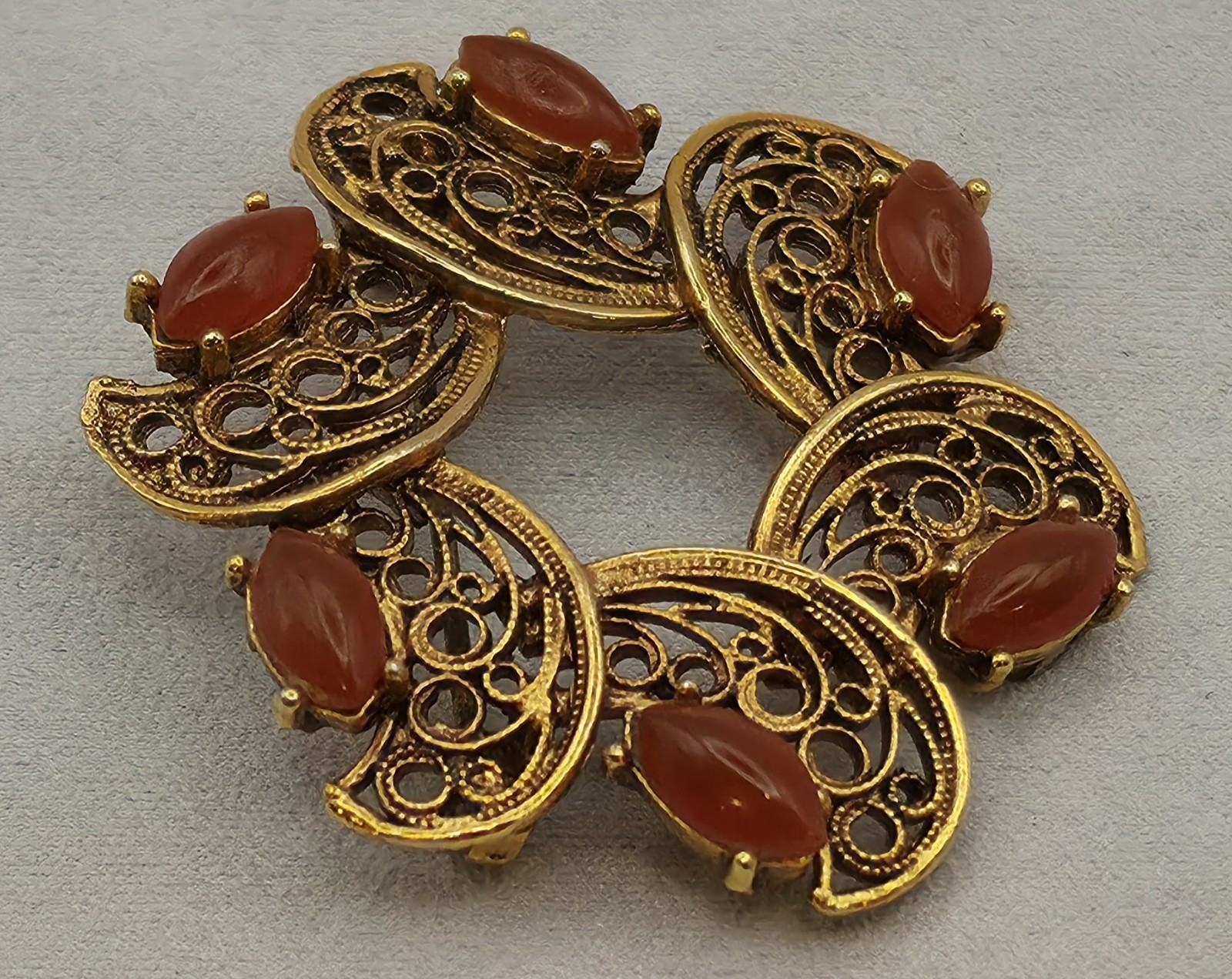 Beautiful Vintage Tacoa Goldtone Round Wreath Brooch With Carmilen Stones.