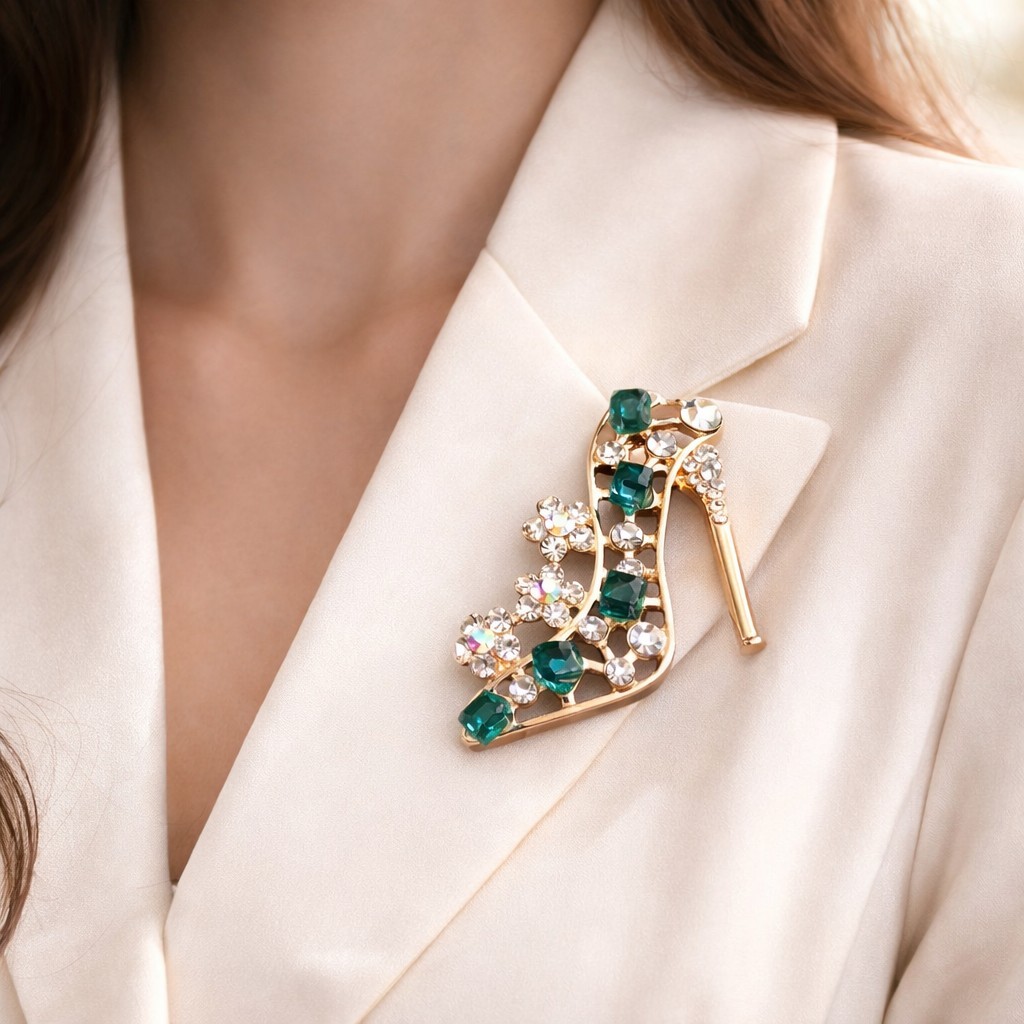 Emerald Green Crystal Floral Brooch Gold Tone Rhinestone Vintage Pin