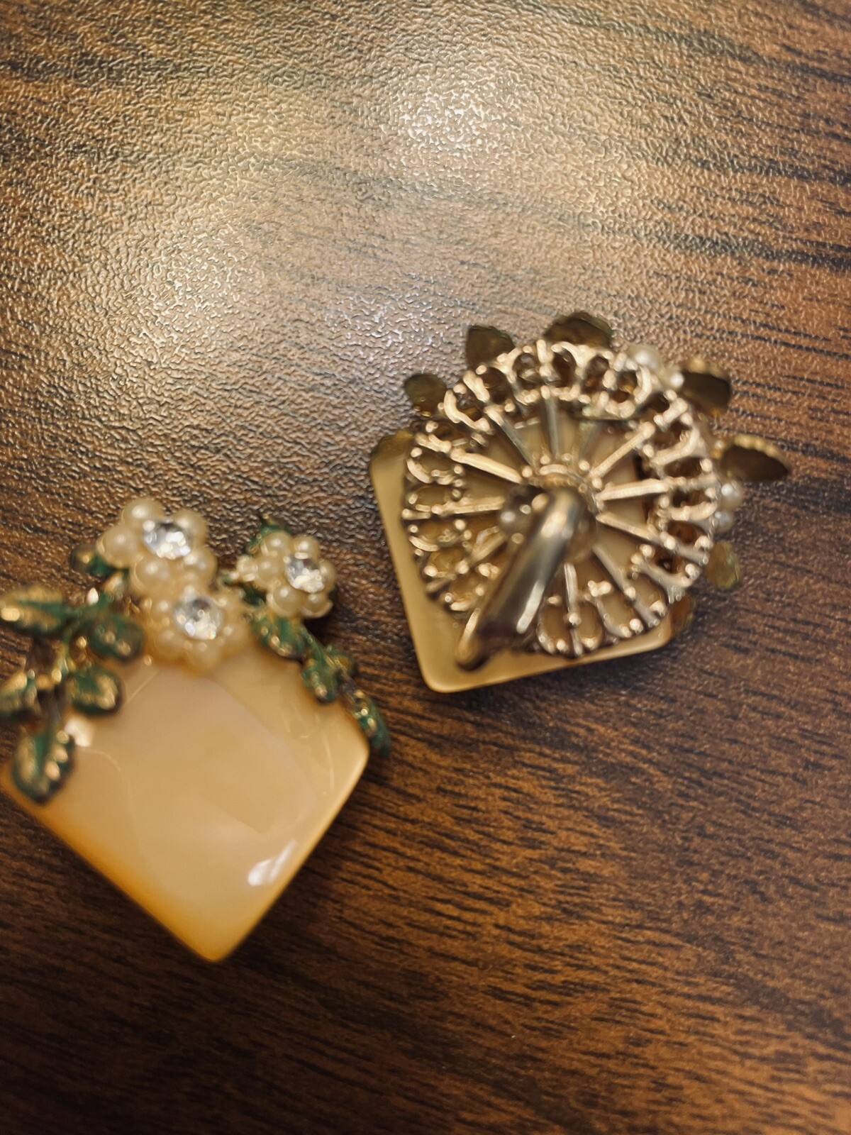 Vintage 50’s Yellow Rum Moonglow Thermoset Plastic & Enamel Clip Earring Floral
