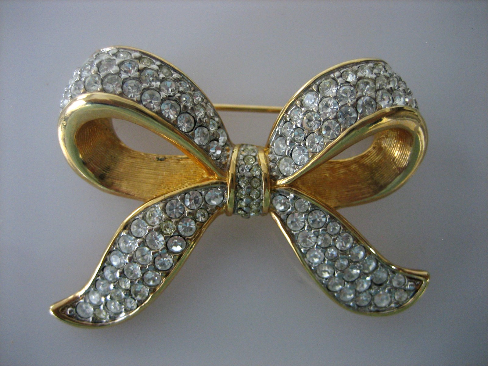 Vintage D.S.Co Daniel Swarovski Rhinestone Gold Tone Ribbon Bow Brooch