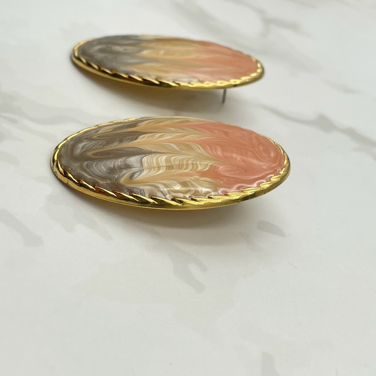 Vintage VTG Swirl Enamel Gold Tone Clip-On Earrings Peach Brown Cream Oval