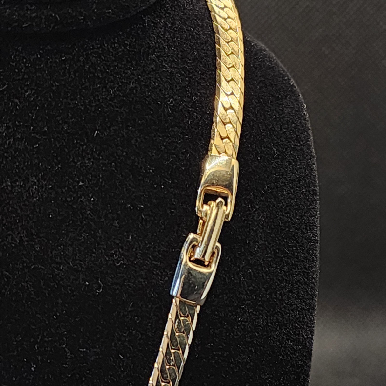 Women’s Vintage Choker Collar Necklace Gold Tone Locking Clasp