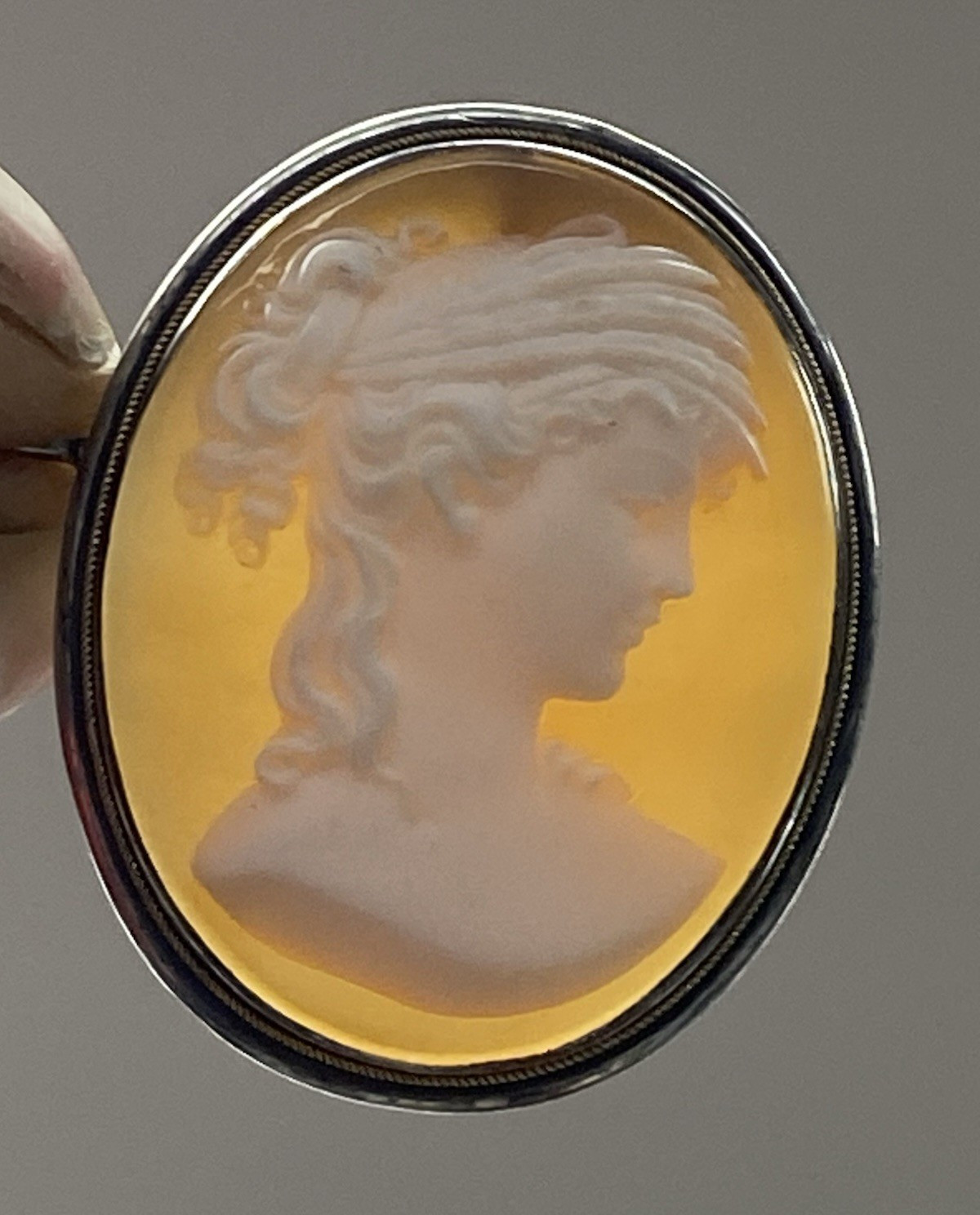 Oval Shell Cameo Brooch Pendant Brown/White Portrait in Sterling Silver Frame