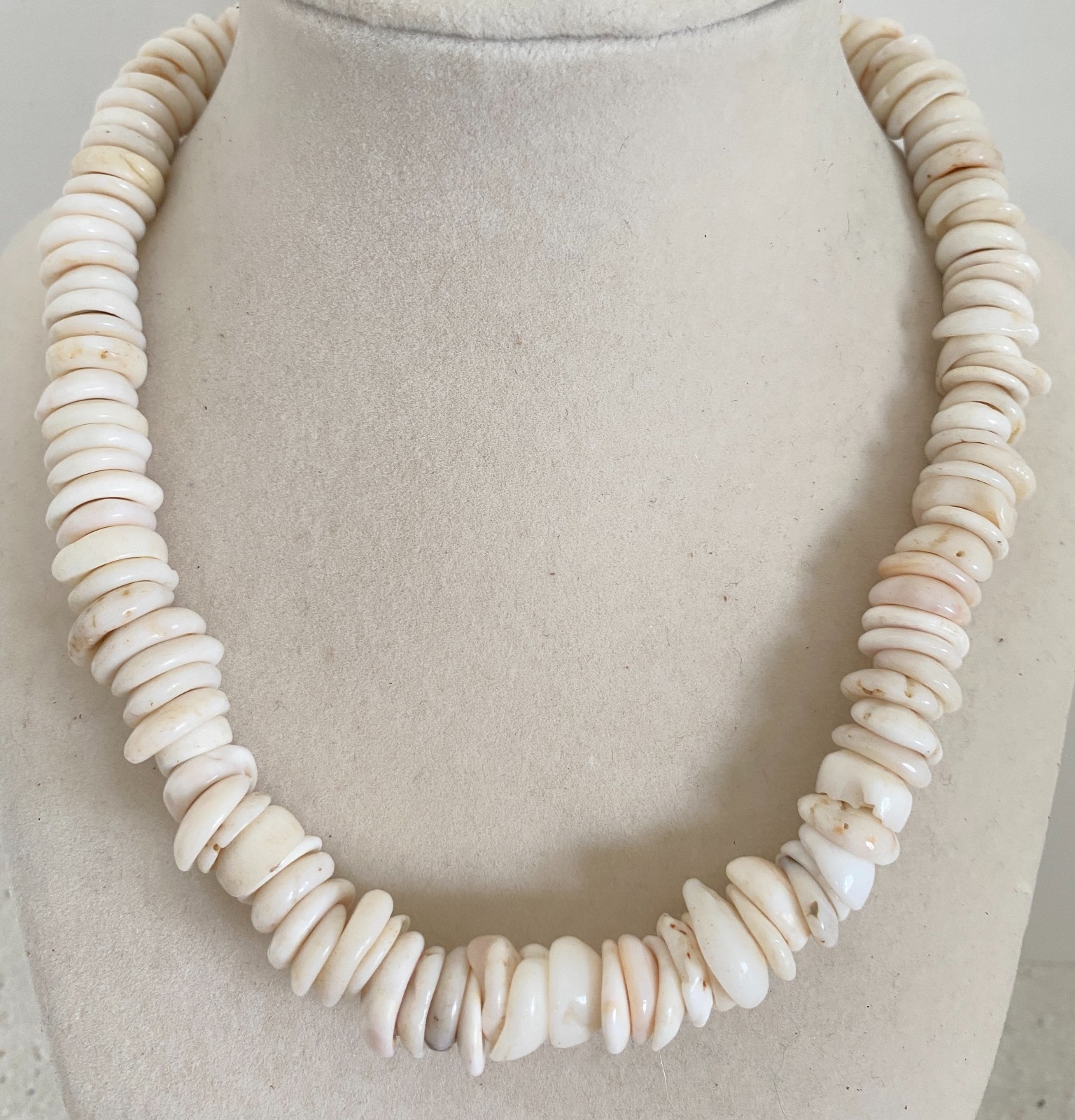 Vintage Large Hawaiian Puka Shell Choker Necklace Barrel Clasp 99 g 3.5oz 17″