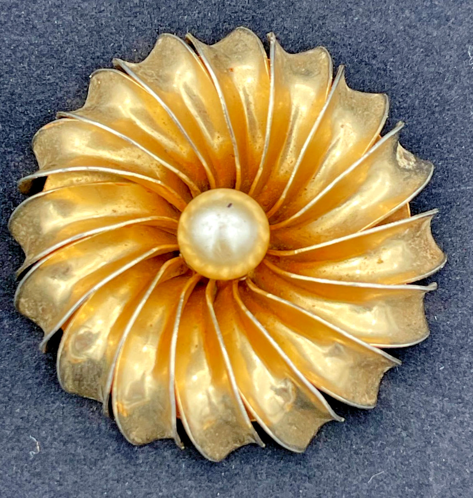 Lot Vintage Brooch and pin Gold Tone Collection Unmarked 60s, 70s or 80s