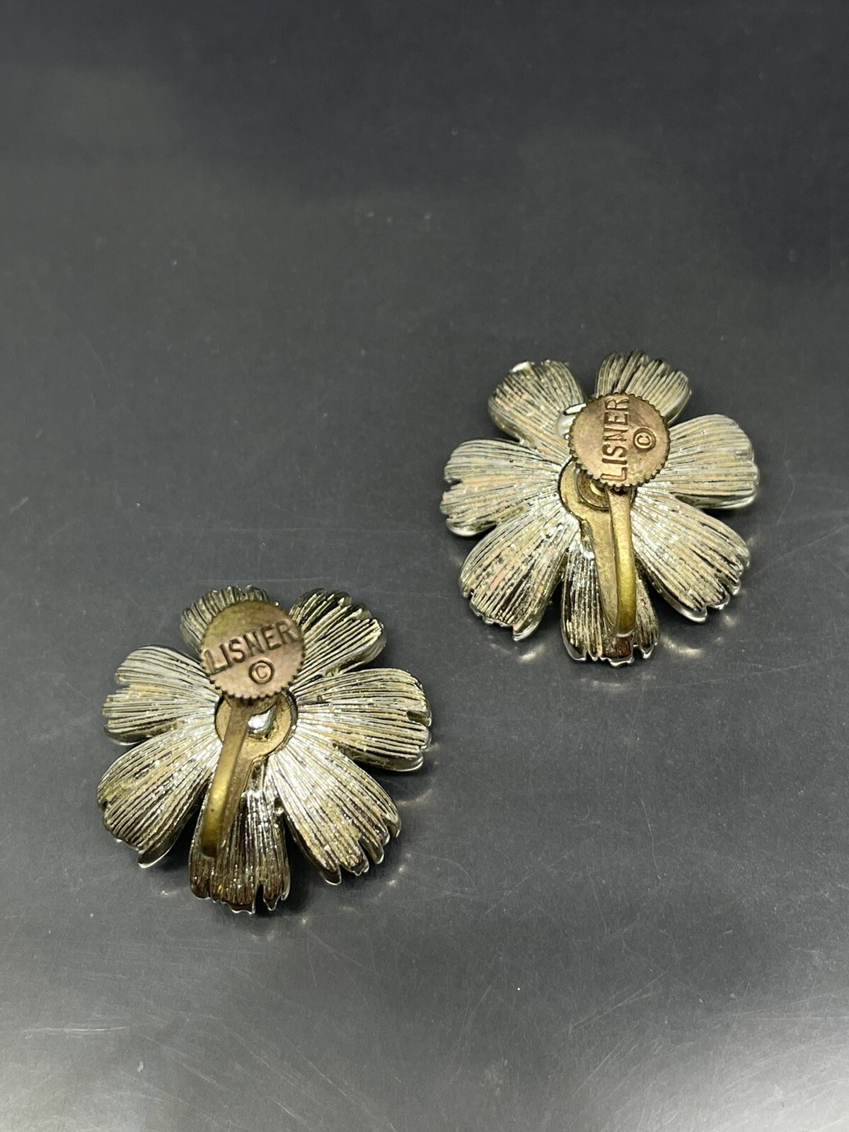 VTG Signed Lisner Very Light Textured Gold Tone Flower Screw Back 1” Earrings
