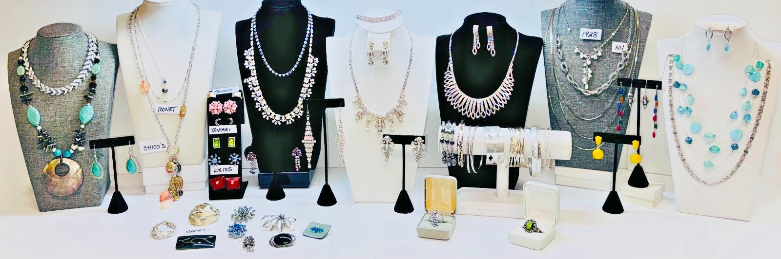 NICE! HUGE ALL SILVERTONE VINTAGE JEWELRY LOT-50 PC-MONET-CHICOS-WEISS-TRIFARI++
