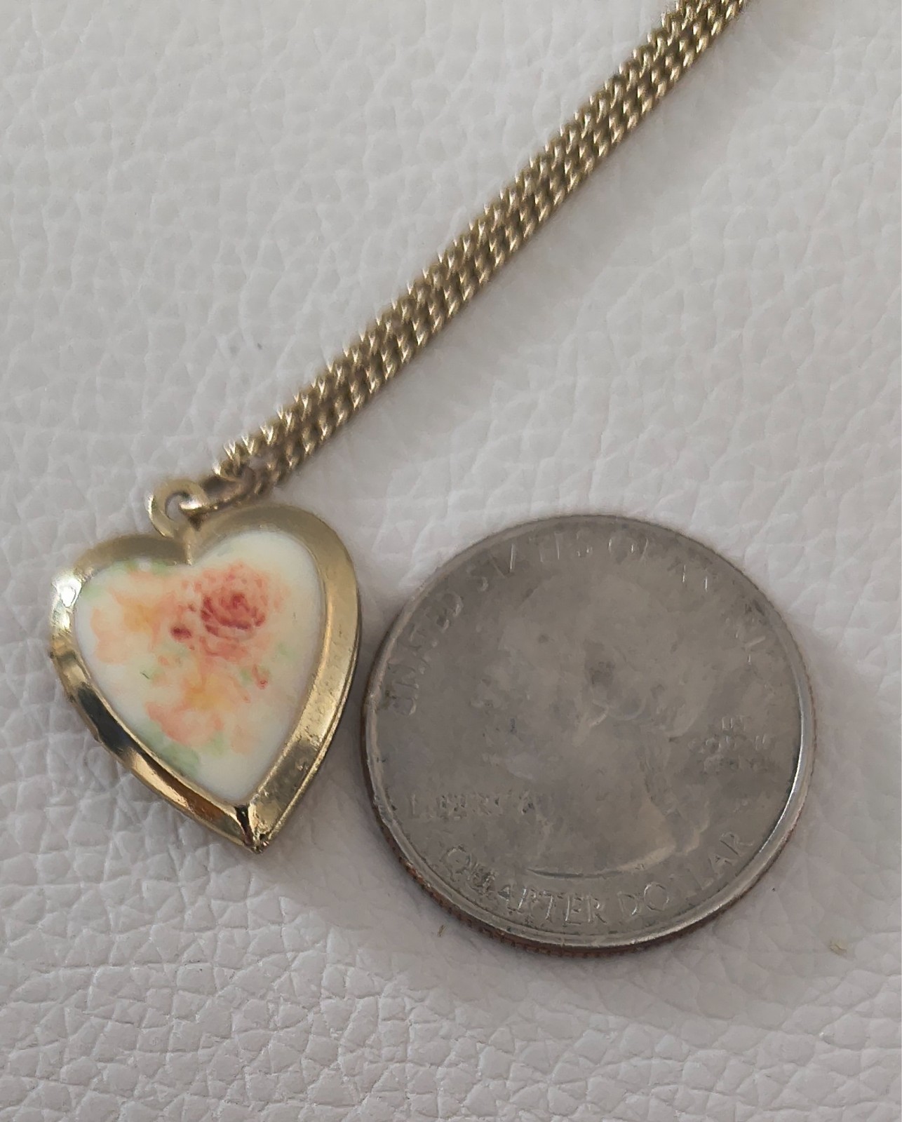 Vintage Gold Tone Photo Locket Necklace heart Pendant Floral Design