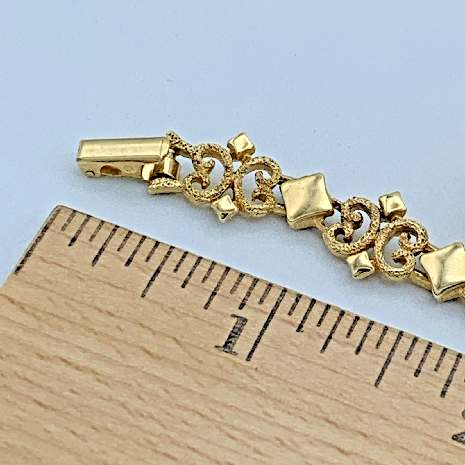 Avon 1971 Pretenders Gold Tone 7 inch Bracelet And Clip On Earrings B6-85