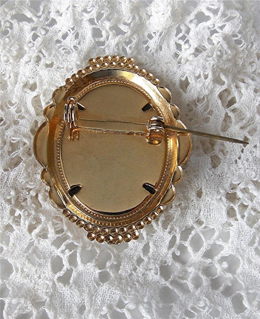 BEAUTIFUL VINTAGE MID-CENTURY WHITE & BLACK CAMEO GOLD TONE BROOCH PIN