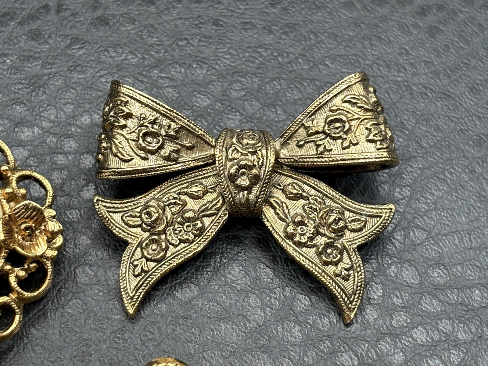 VTG Lot Of 5 Brooch Pin 3 1928 Brand Floral Heart Bow Basket Victorian Style