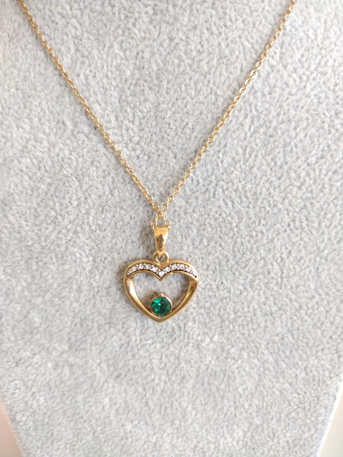 Vintage Emerald Crystal Heart Necklace Gold Tone Diamond Cut Chain 18″