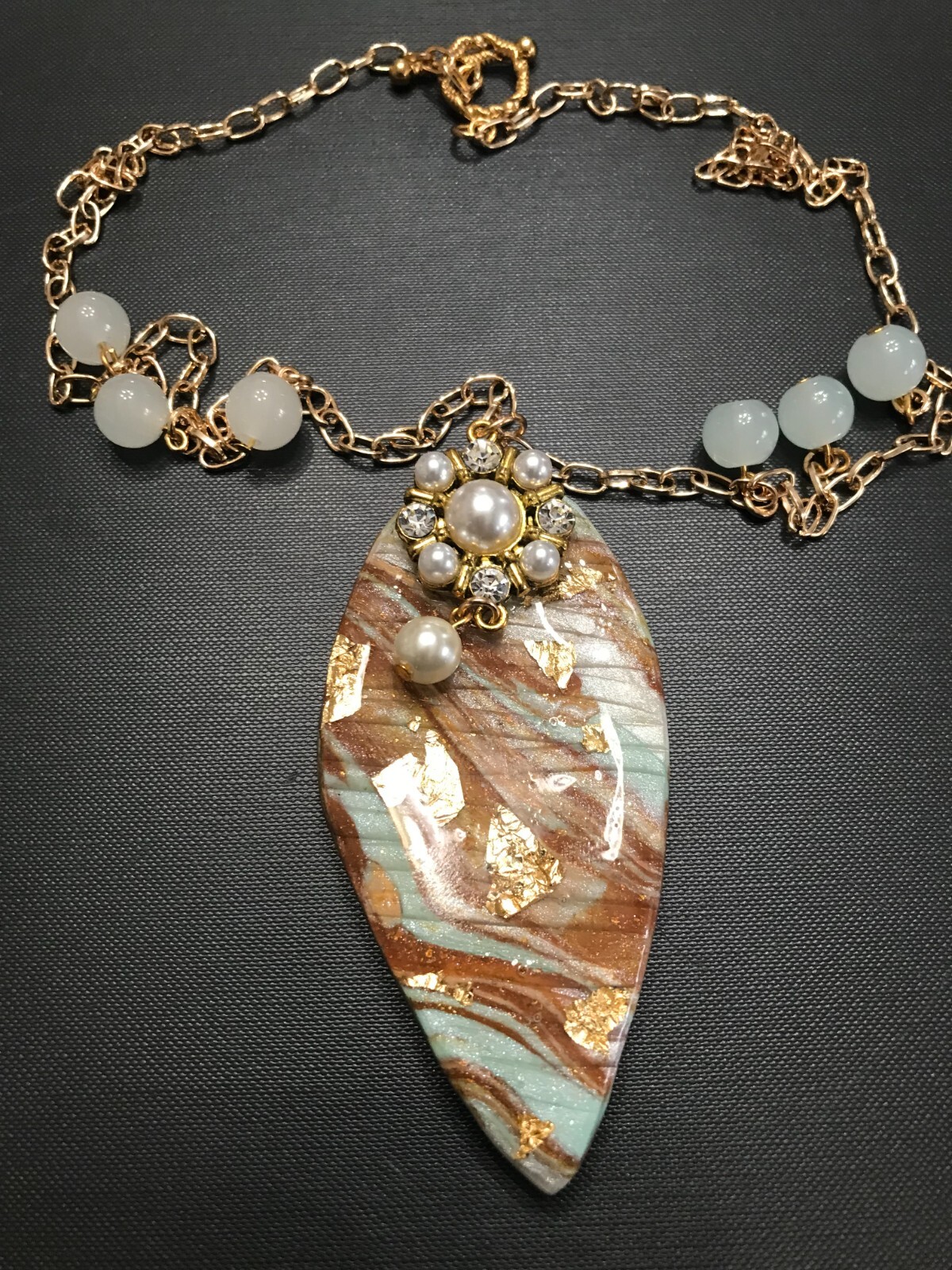 GOLD & BROWN TEARDROP SHAPE PENDANT NECKLACE WITH GOLD TONE PAPERCLIP CHAIN