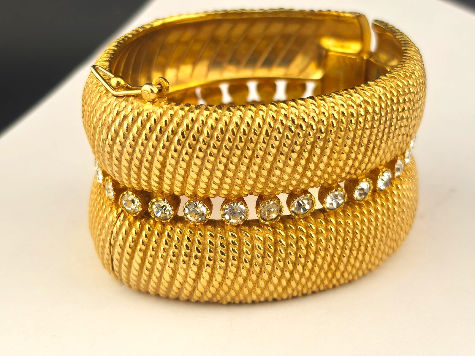 Vintage Chunky Castlecliff White Rhinestone Crystal Hinged Bangle 7″ Bracelet