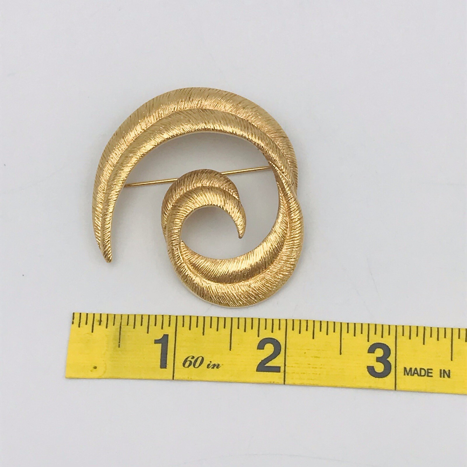 Gold Tone Textured Swirls Ribbons Pins Brooch 2″ x 2″