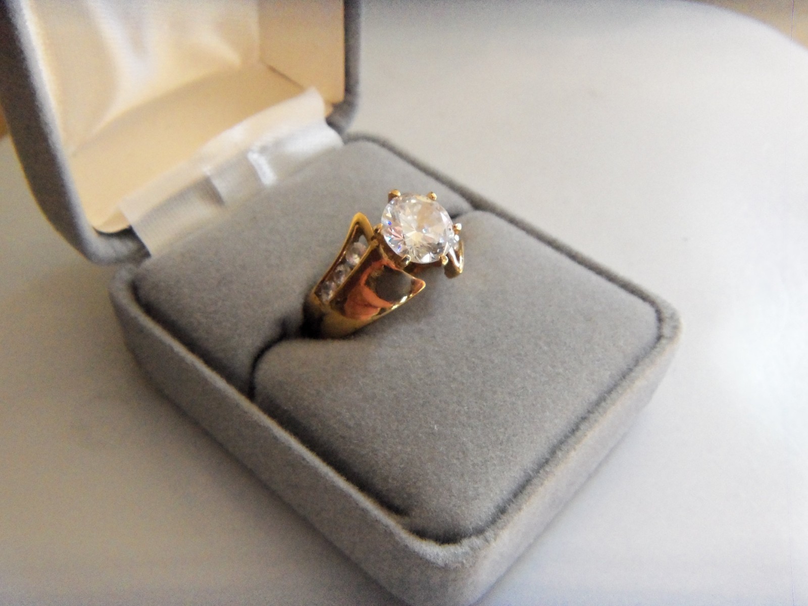 18k GE Ring w/Large CZ Stone & Side Channel Set Stones Size 7 RSC VERY NICE