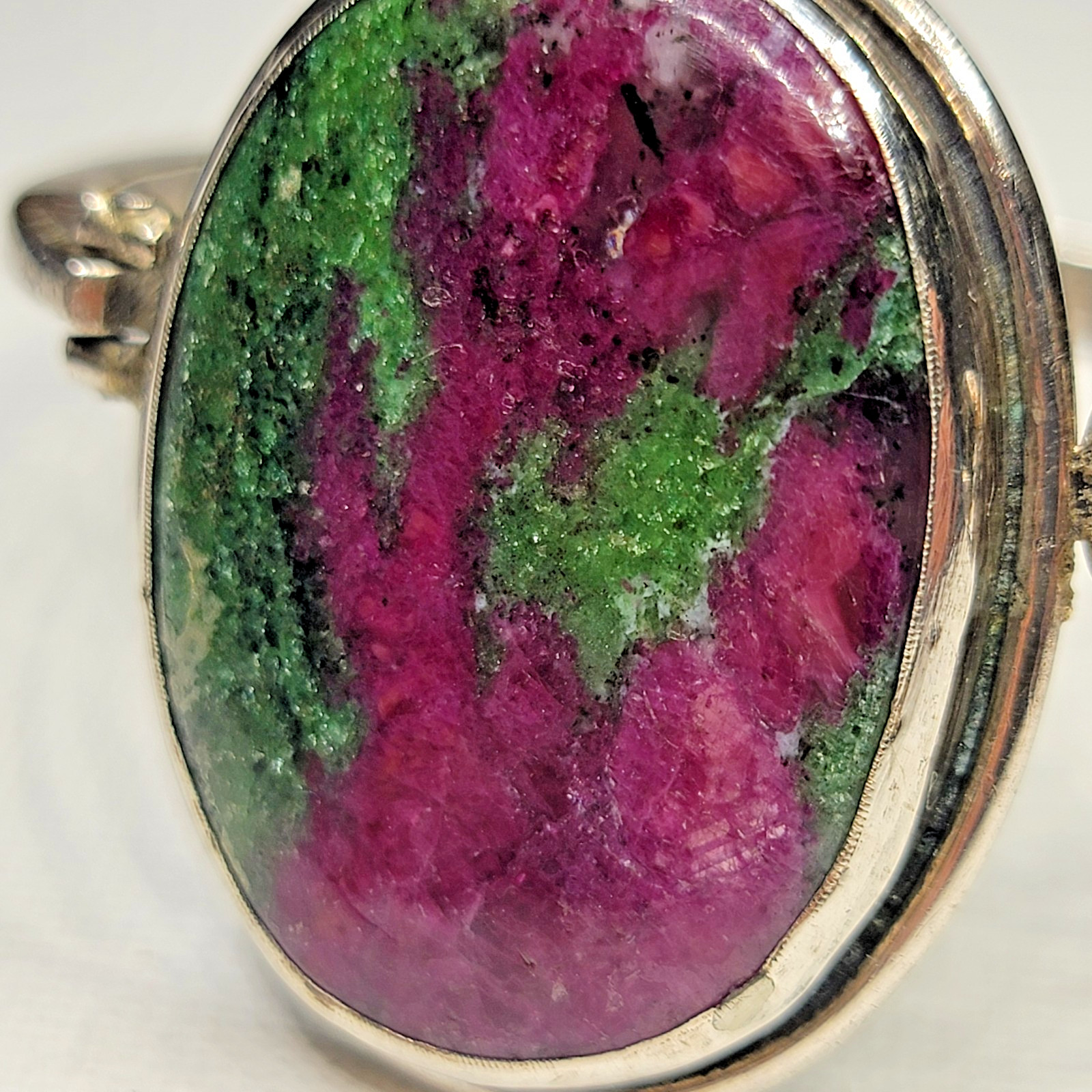 VTG Estate Piece Large RUBY ZOISITE Oval Cab Silver Latch Bangle BRACELET 44g