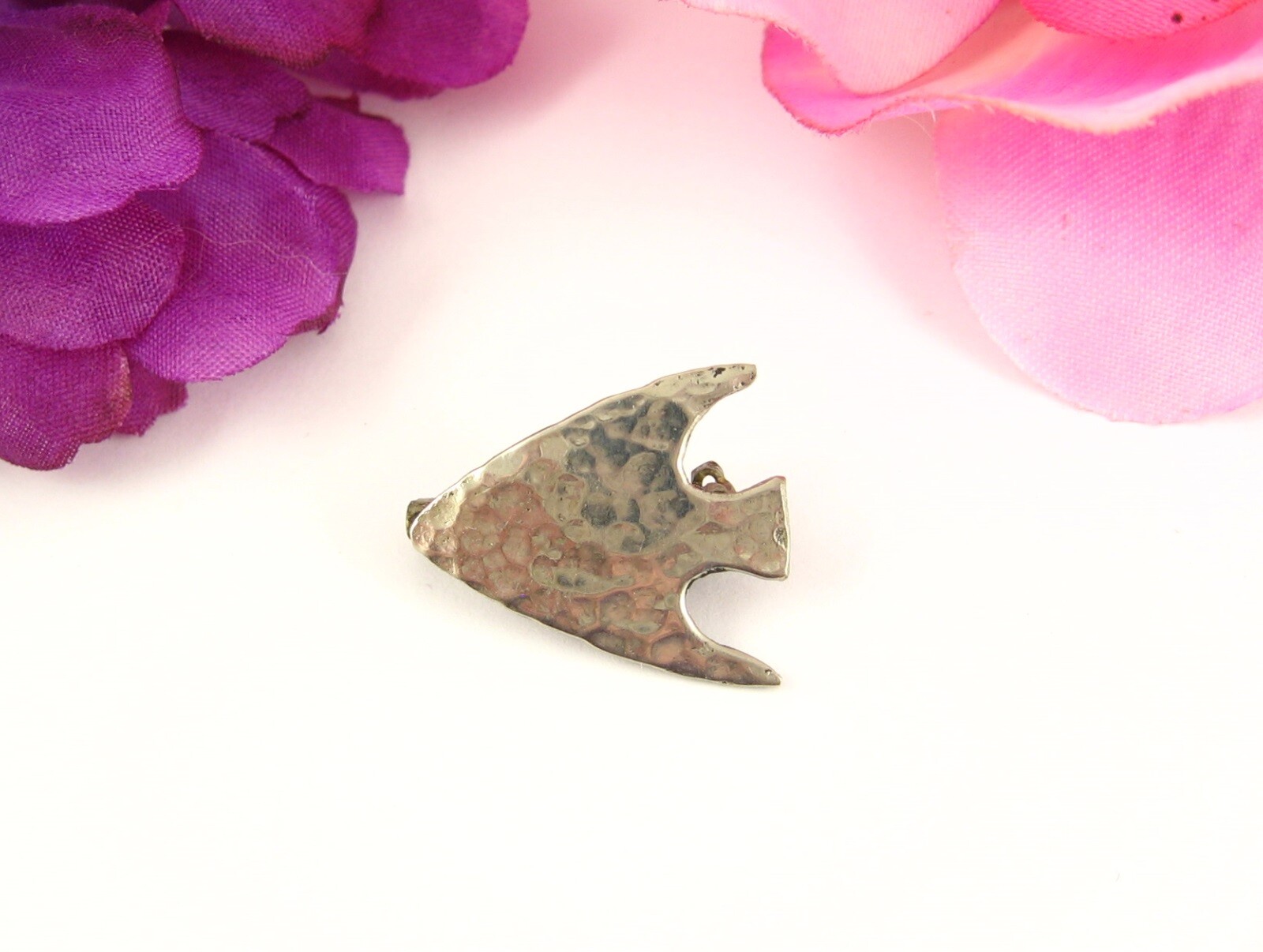 Hand Hammered ARROWHEAD PIN Vintage Small Brooch Silvertone Handcrafted 7/8″