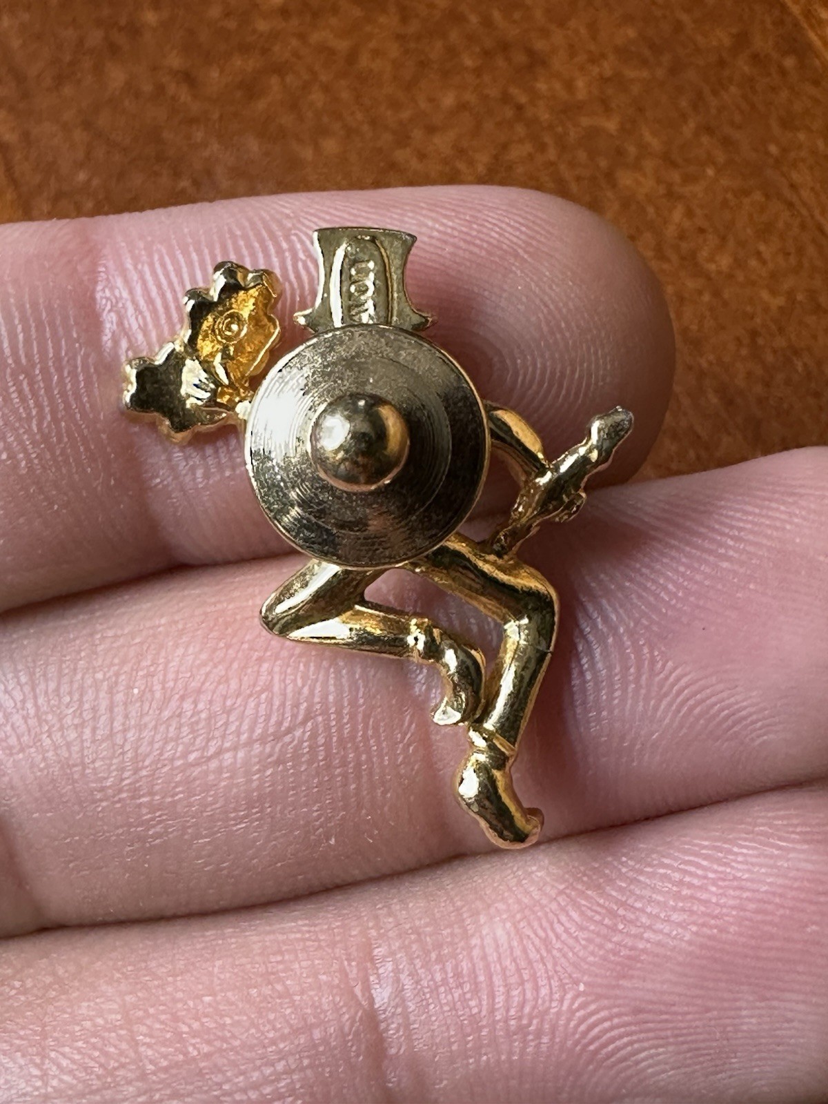 Vtg Avon St Patrick’s Day Pin Gold & Green Color Leprechaun With Shamrock #3A
