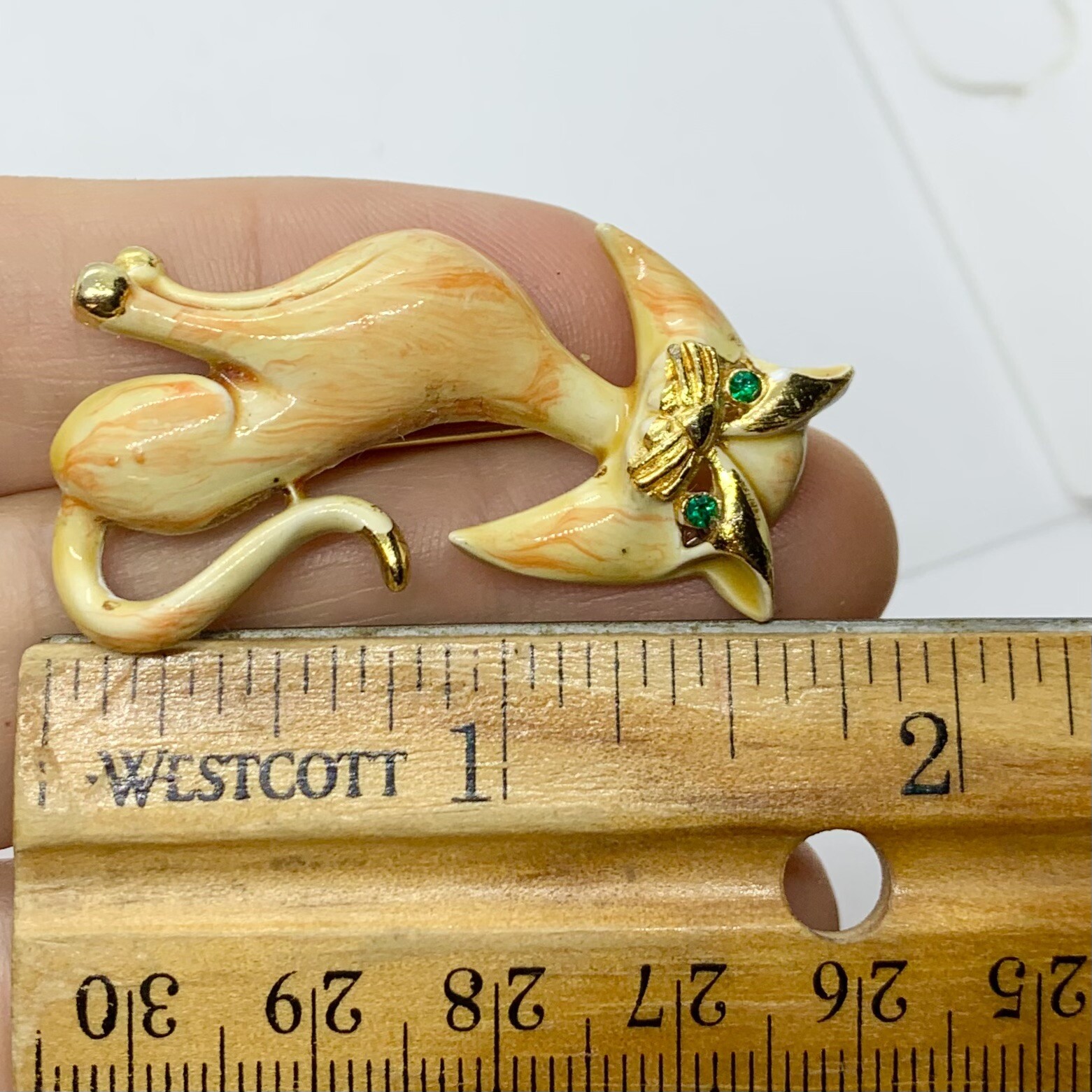 VTG LINDA GAL ORANGE CREAM ENAMEL CAT BROOCH GOLD TONE GREEN CRYSTAL EYES