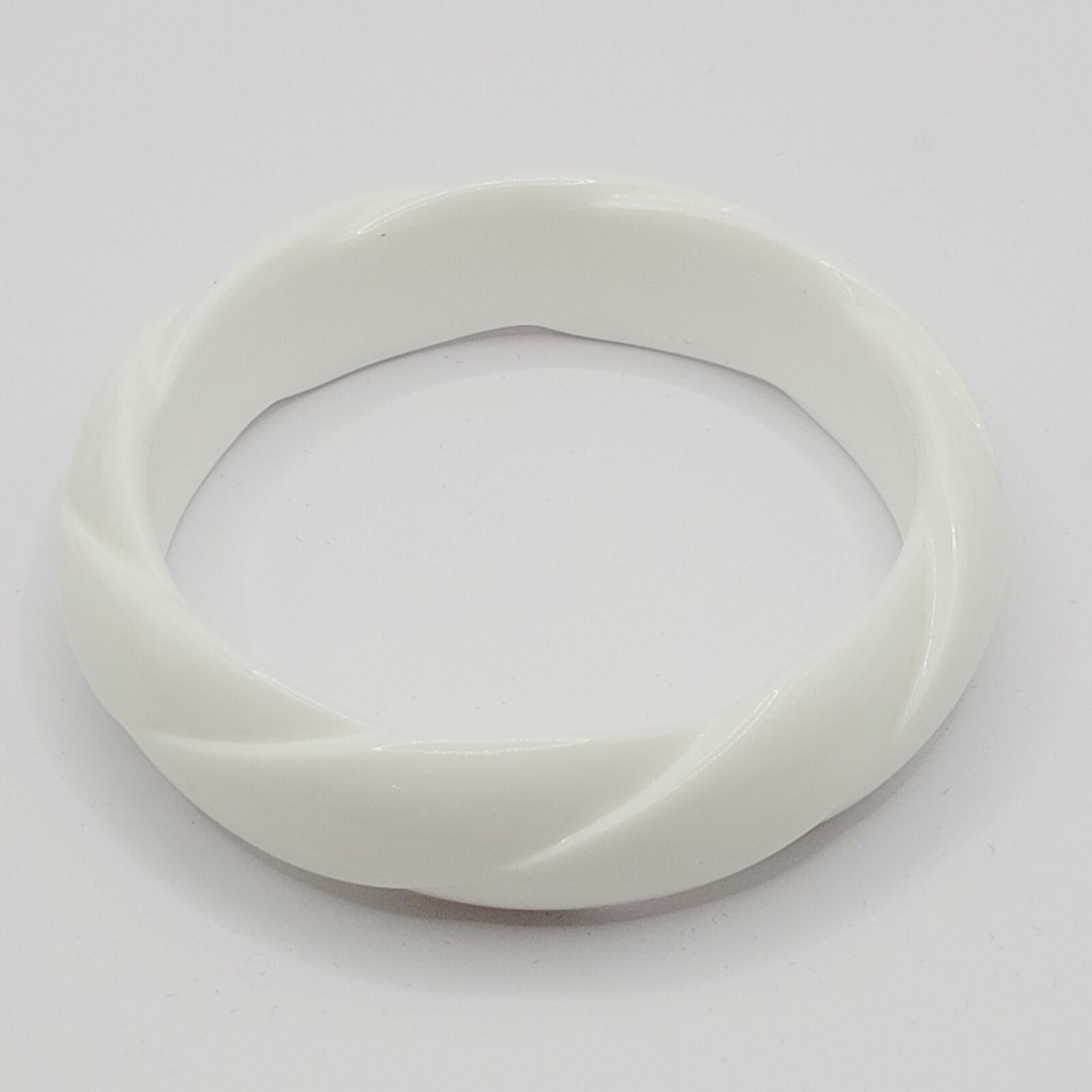 White with Twisted Wrap Design Style Resin Bangle Bracelet Retro Vintage 1980s