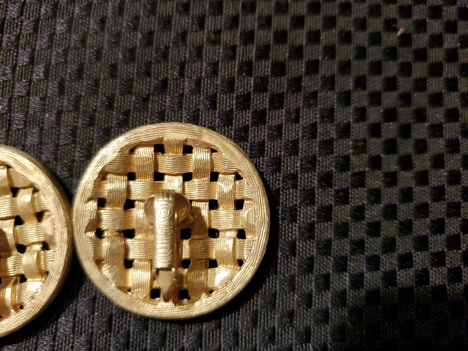 VINTAGE SARAH COVENTRY GOLD TONE WOVEN CLIP ON EARRINGS BUSINESS CASUAL 1″ ROUND