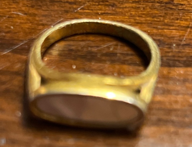 Avon Vintage 1978 Mother of Pearl Ring Gold Tone Size 6.5