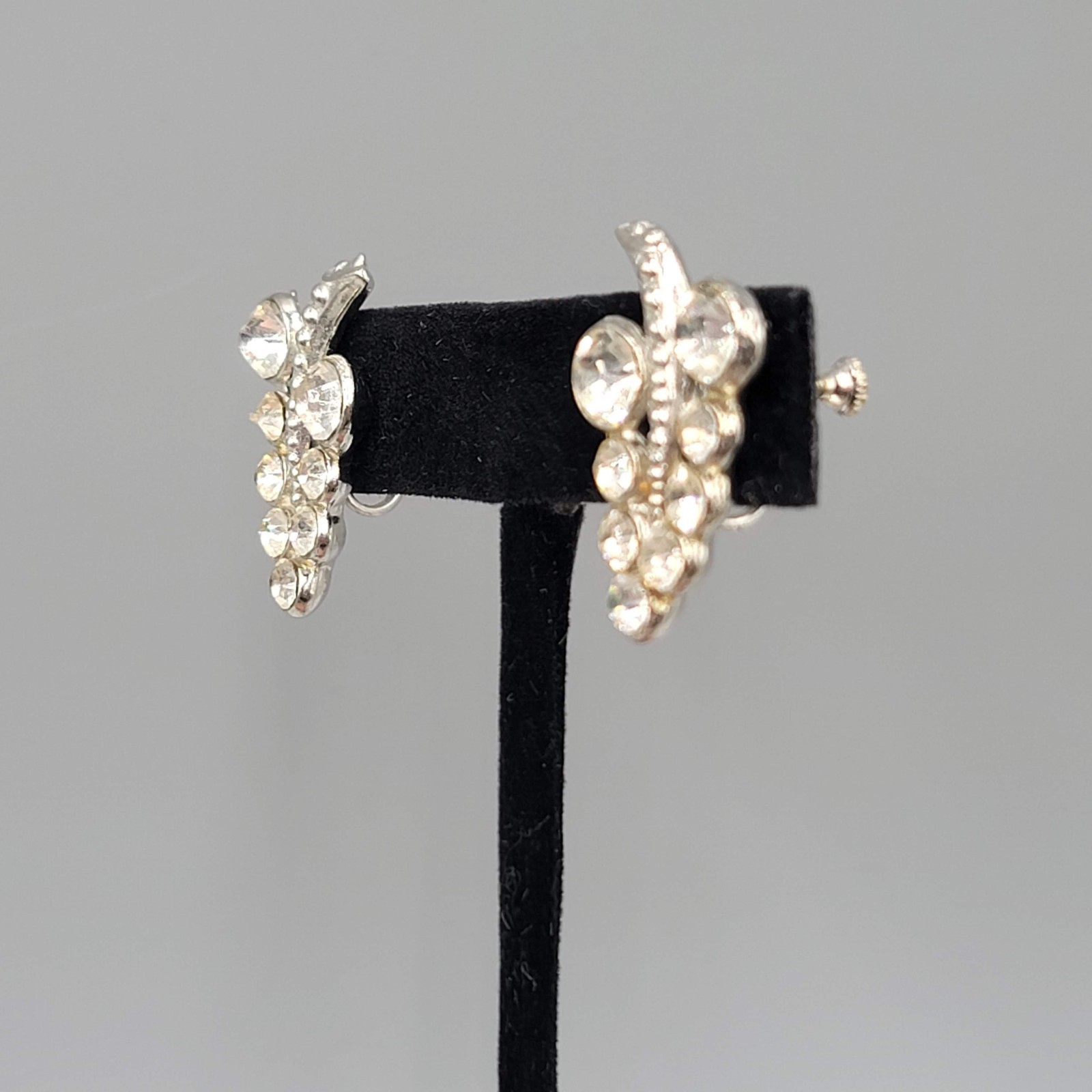Vtg Bunch of Grapes Rhinestone Clip on Earrings Silver tone Screw Back 1 1/8″