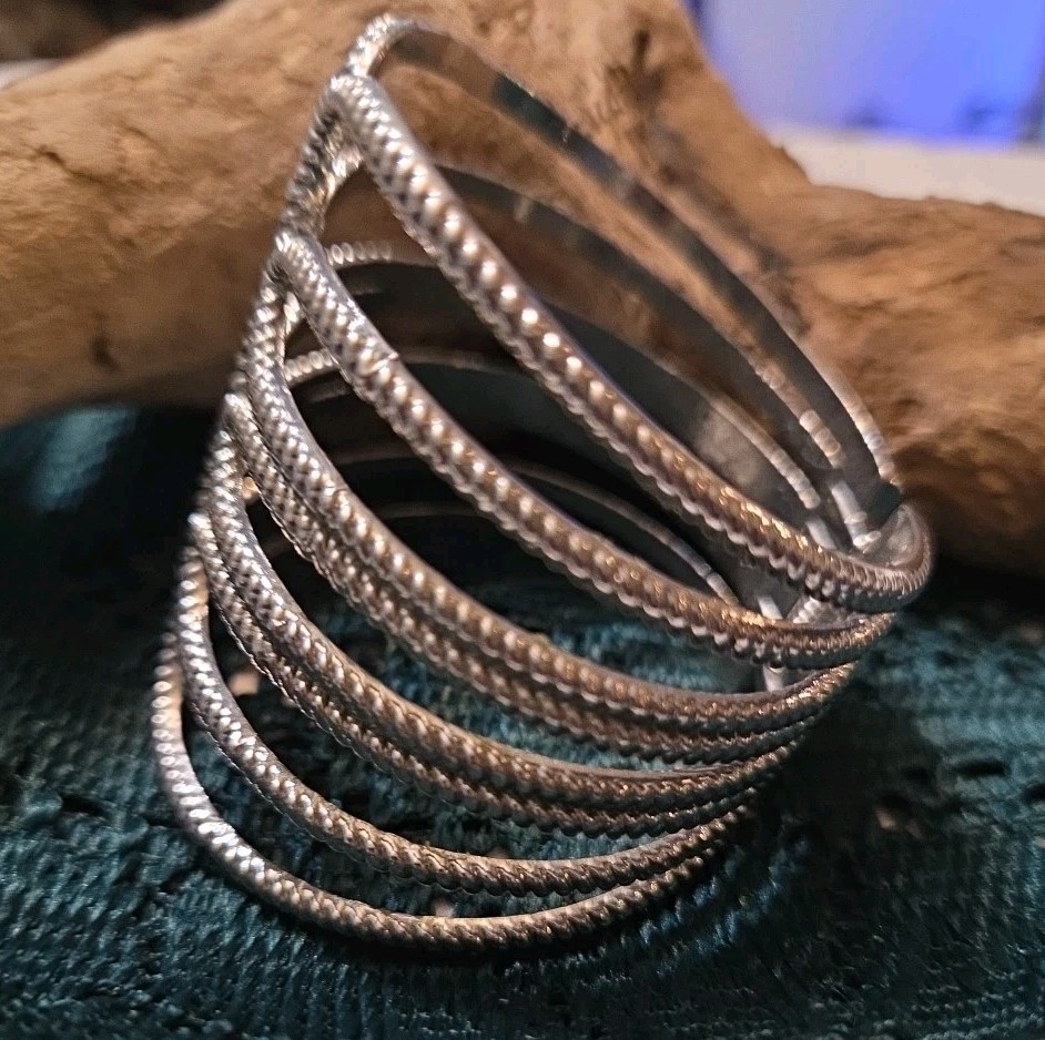 Vtg Silvertone Scalloped Front Opening Hinged Cuff Bracelet 16.51CM 6.5″ V12