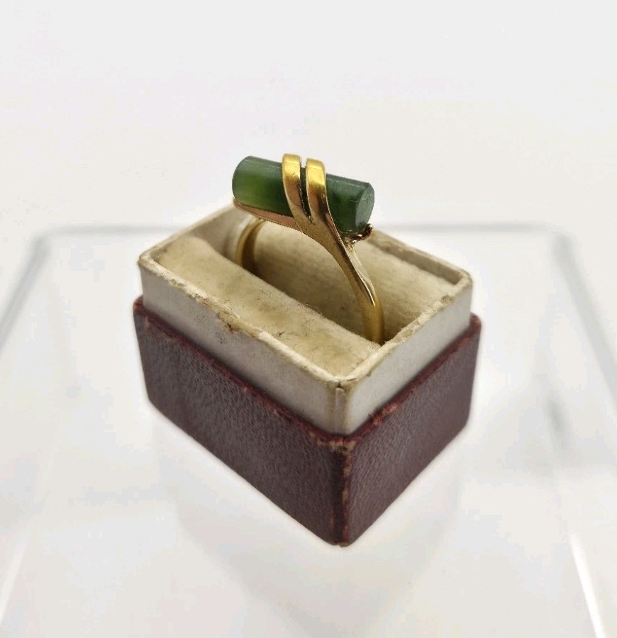Vintage Avon Jade Ring Real Jade Size 7 Signed Cage 1978