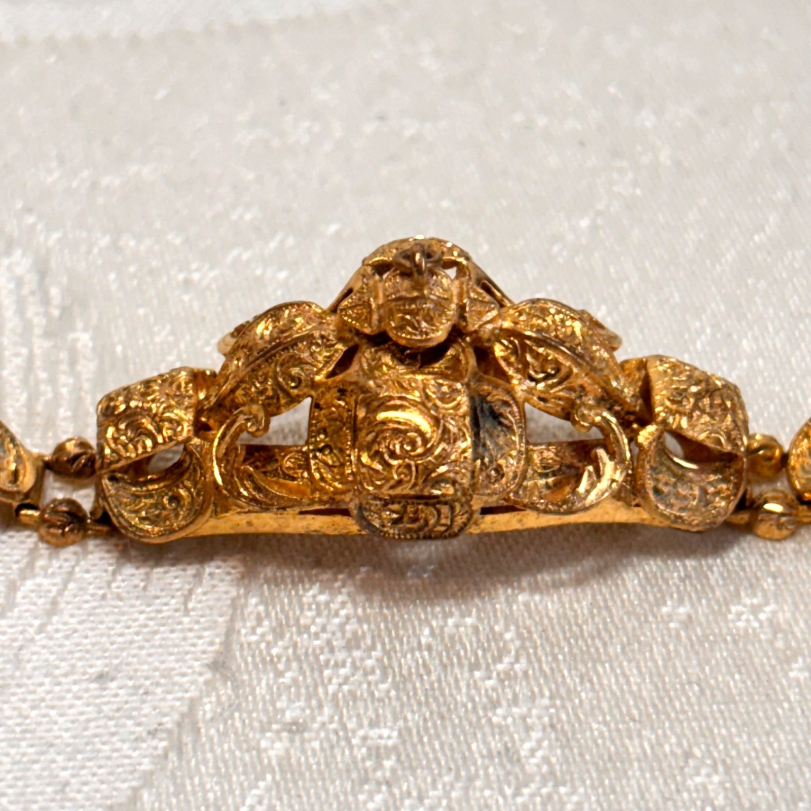 BRACELET goldtone metal temple lightweight box clasp NO BELL vintage 6 1/4″ circ