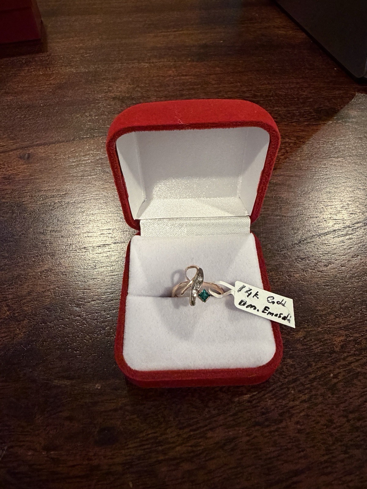 Vintage 14K Gold Emerald & Diamond Accent Ring – Unique Ribbon Design