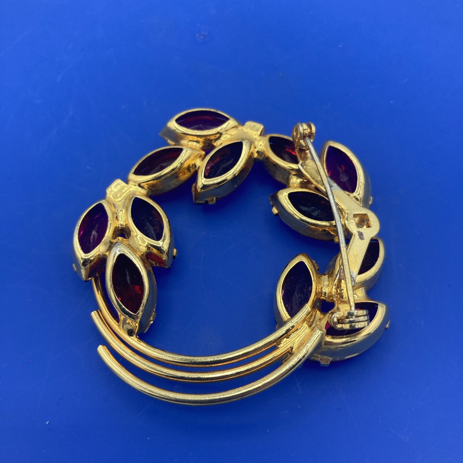 Vintage Juliana Gold Tone Pink Red Purple Rhinestone Wreath Circle Brooch Pin 2”