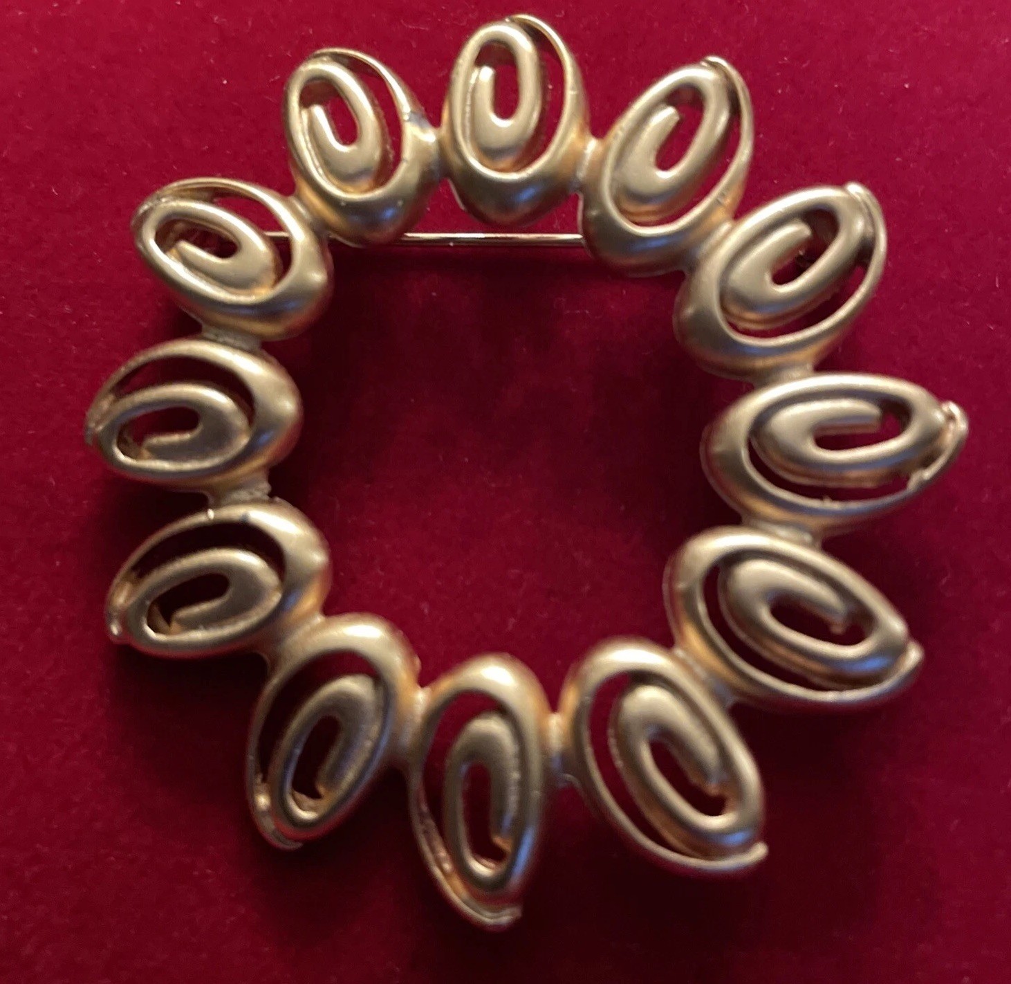 AC Anne Klein Brushed GoldTone Round Vintage Classic Wreath Brooch Signed I05